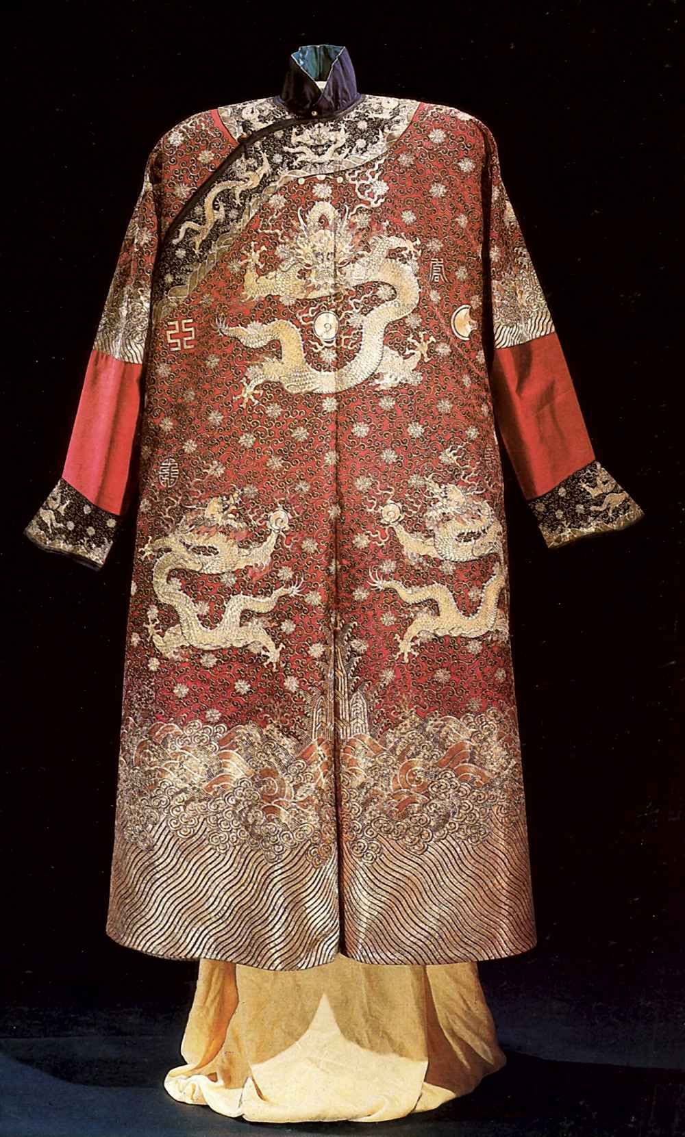 Повседневное платье императора с изображением драконов <br>17-19 век <br>Вышивка по шелку 