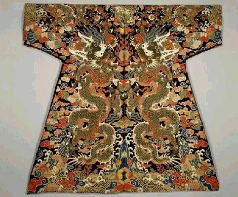 Шелковая одежда, Chuba, Qing Dynasty (17 век).<br>© <a href=http://www.chinapage.com/images/dragonrobe2.jpg>http://www.chinapage.com/</a>