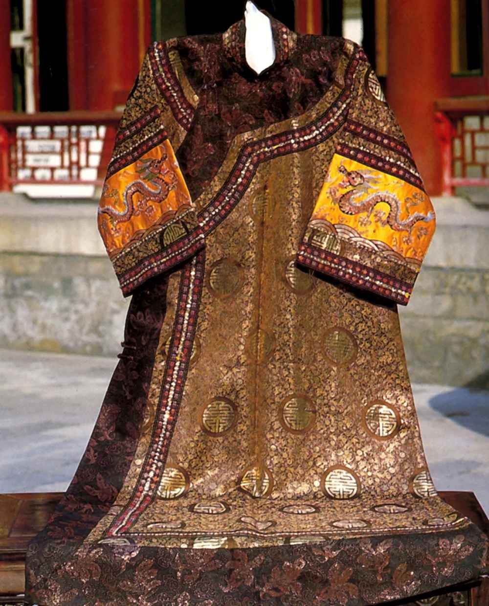 Парадный костюм императора. Ансамбль загородного императорского дворца Ихэюань 