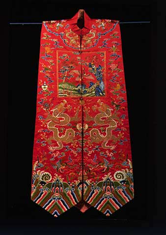 Xia Pei (женская жилетка), 18 век <br> Одежда для официальных случаев. Для шестого гражданского ранга, о чем символизирует белая цапля на растительном фоне.