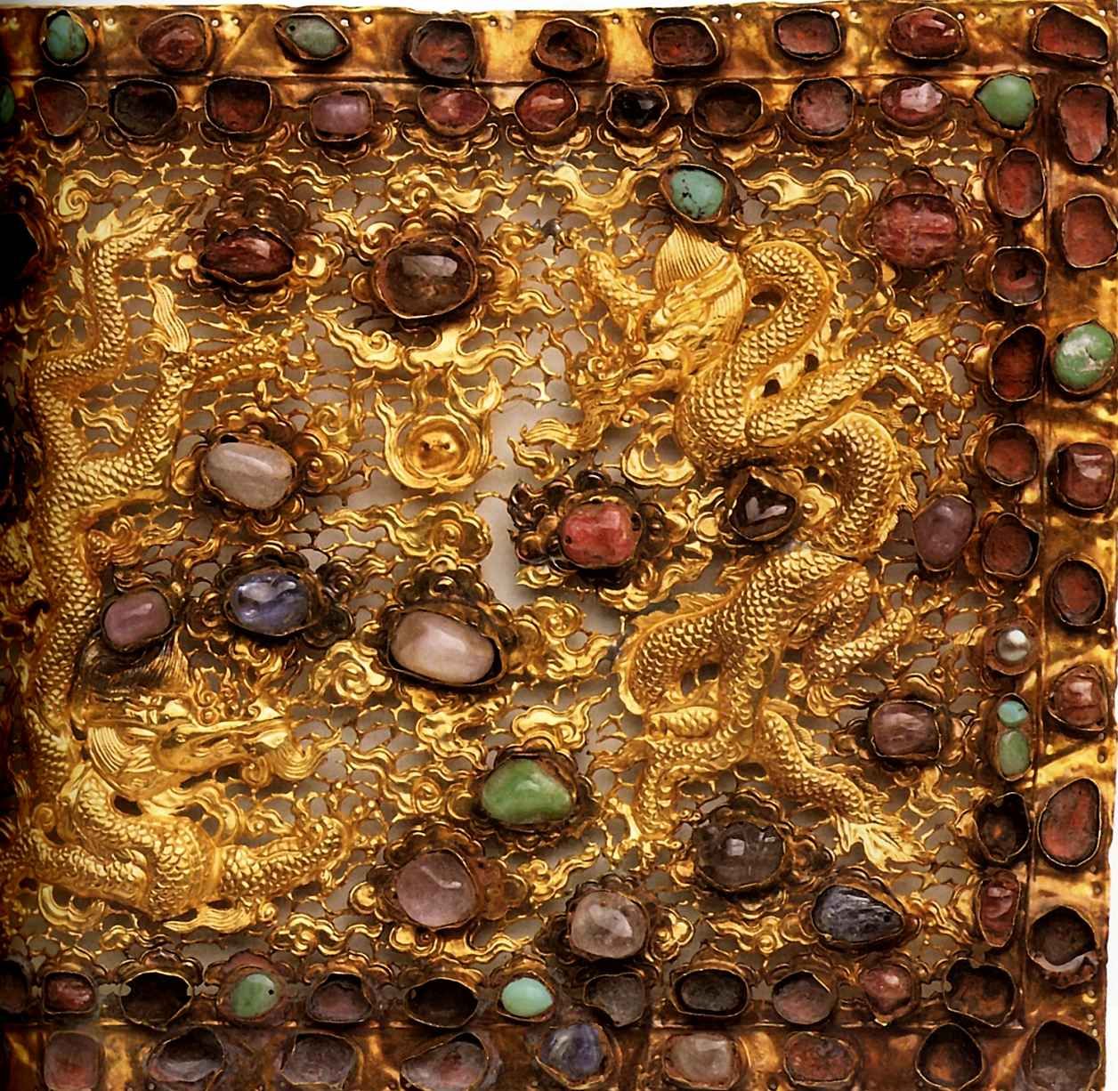 Отличительный знак министра или князя: фрагмент. 14-17 век. Золото, полудрагоценные камни