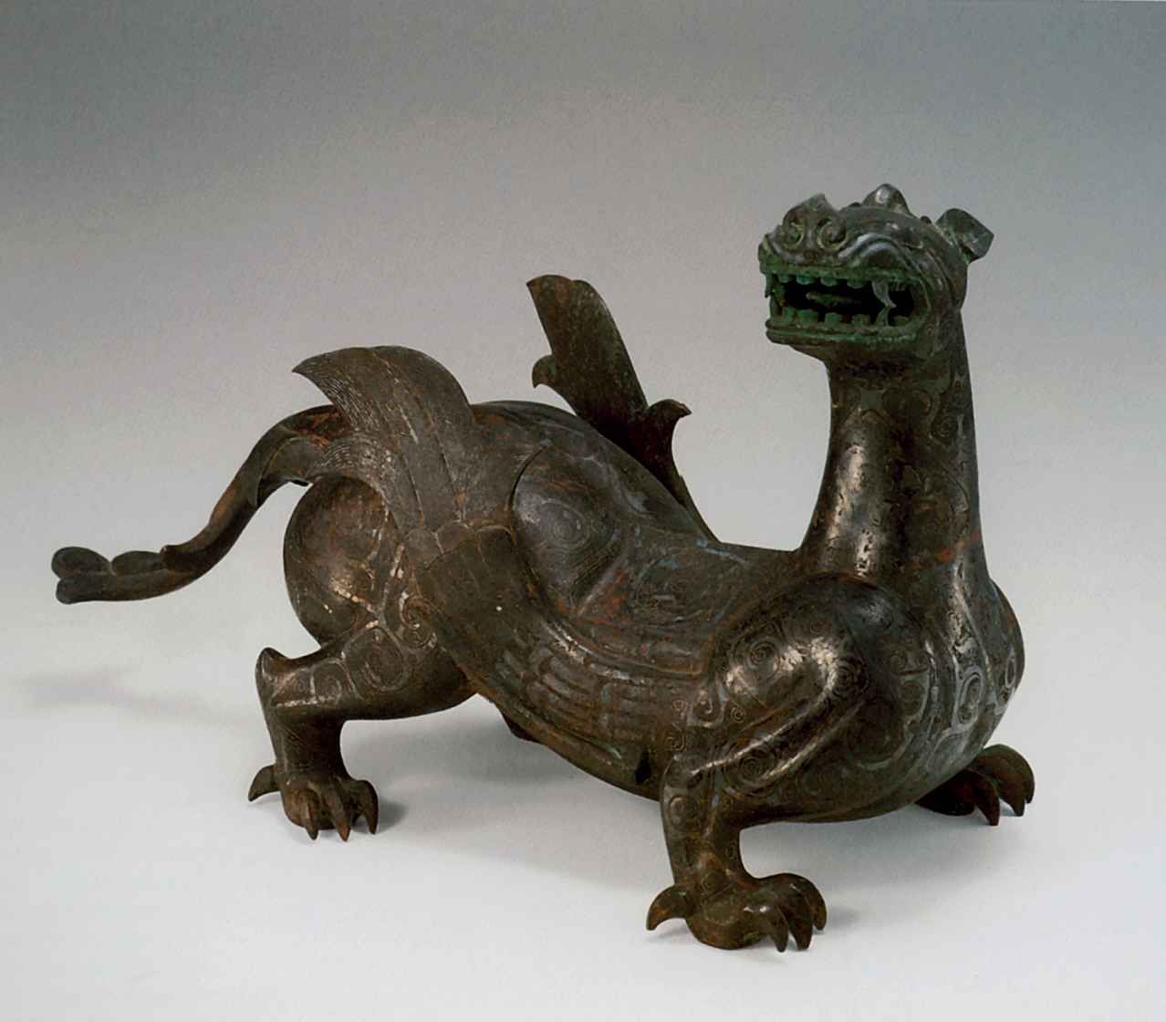 Скульптура крылатого дракона 