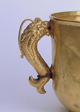 Чаша с двумя ручками в виде водных драконов