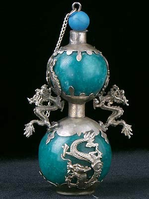 Бутыль (имитация нефрита) с серебряными драконами и пробкой. <br>