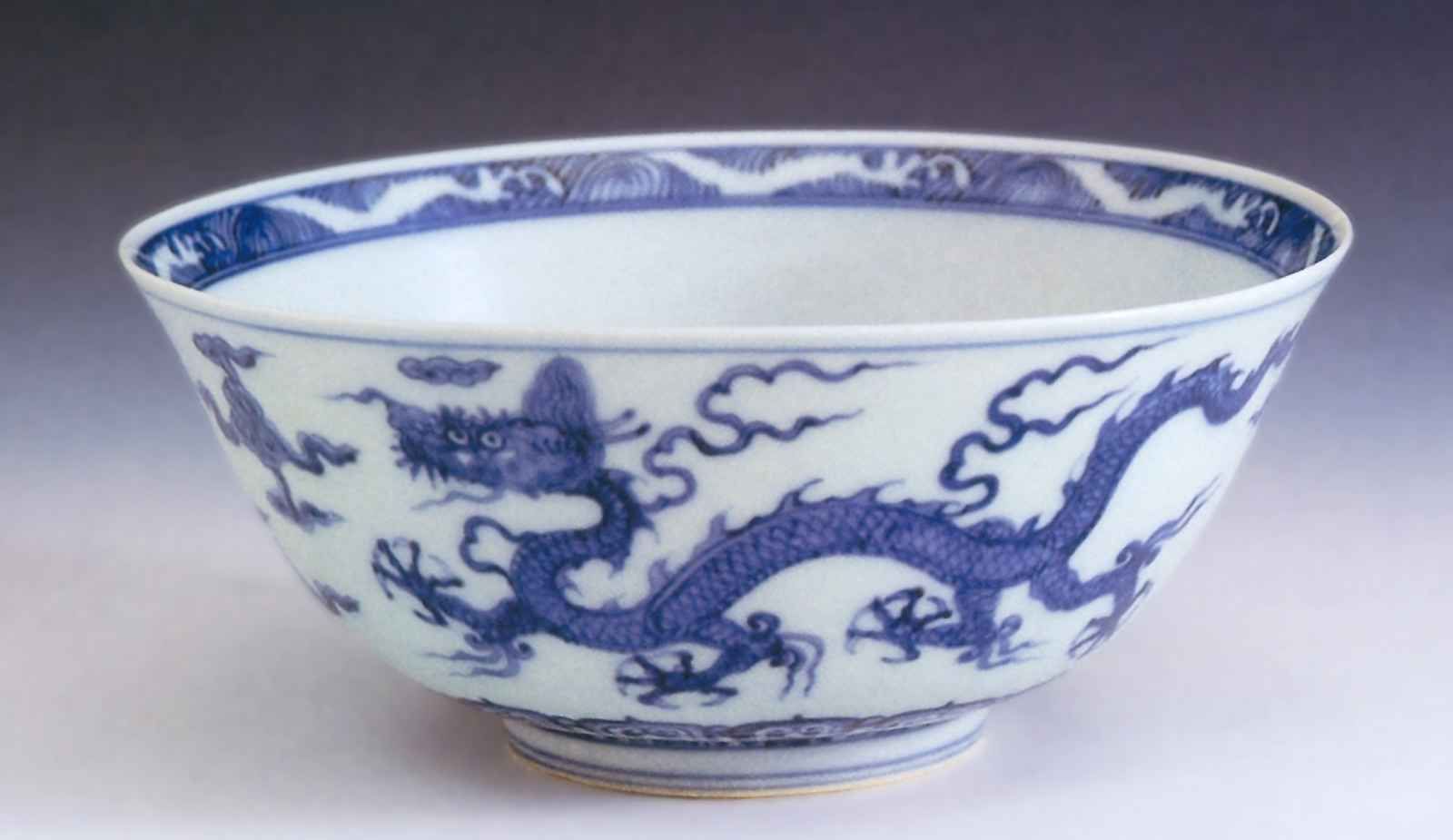 Чаша с изображением драконов в облаках <br>Конец 15 - начало 16 века <br>Фарфор, глазурь <br>Шанхай, Городской музей 