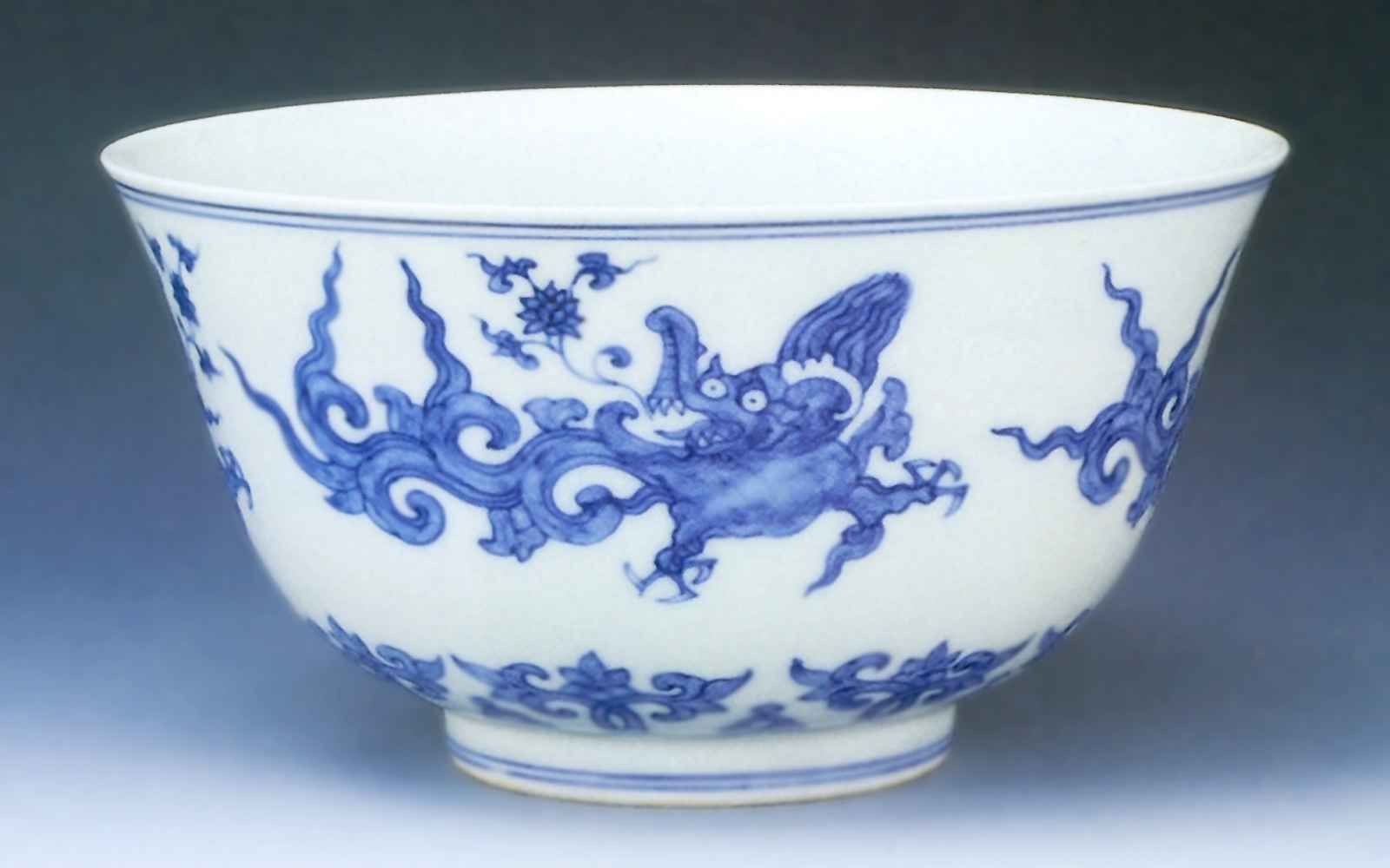 Чаша с изображением дракона <br>Вторая половина 15 века <br>Фарфор, глазурь <br>Шанхай, Городской музей 