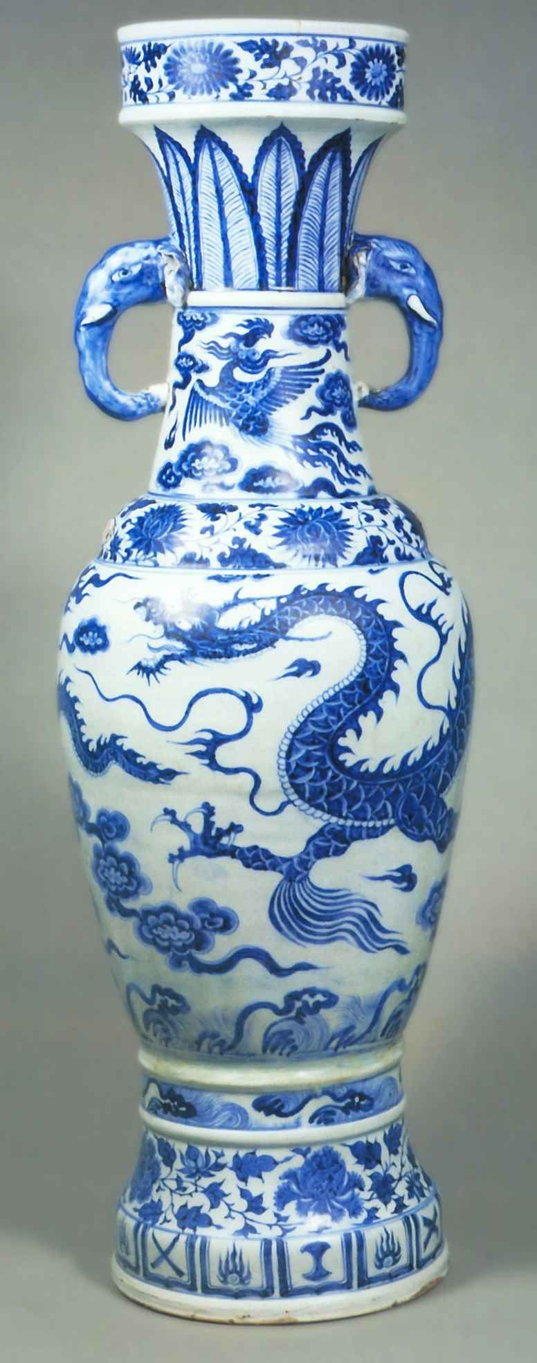 Храмовая ваза с изображением драконов среди облаков <br>1351 г. <br>Фарфор, подглазурная роспись <br>Лондон, Фонд китайского искусства 