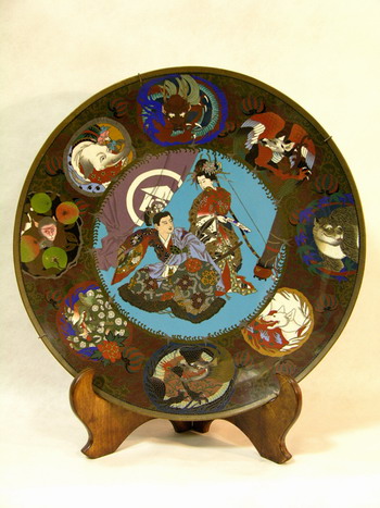 Декоративная тарелка. <br>Япония, конец XIX века (1880- e г.г.) <br>Латунь, перегородчатая эмаль. Диаметр 45,5 см.
