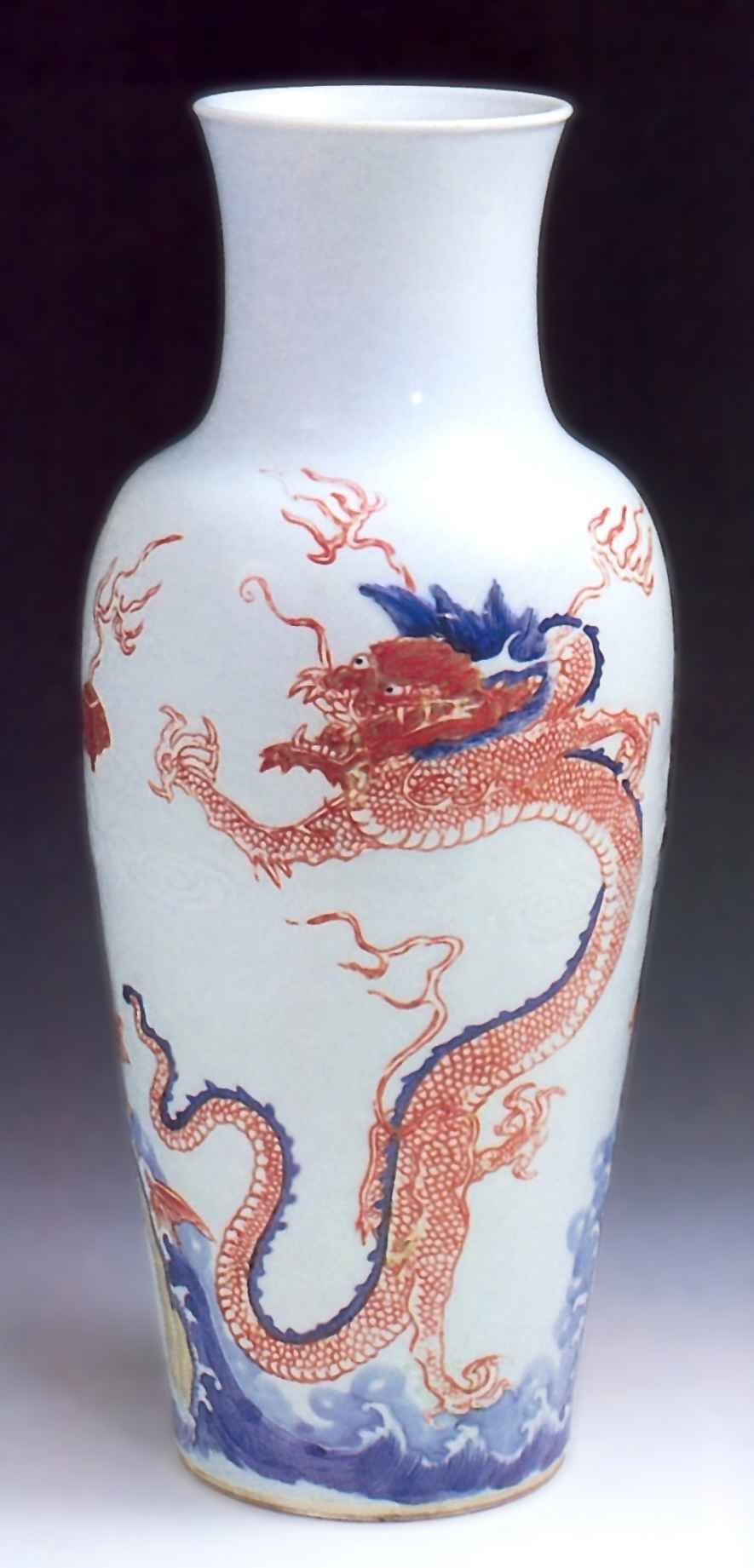 Ваза изображением двух драконов и морской пучины <br>Вторая половина 17 - первая четверть 18 века <br>Фарфор, глазурь <br>Шанхай, Городской музей 
