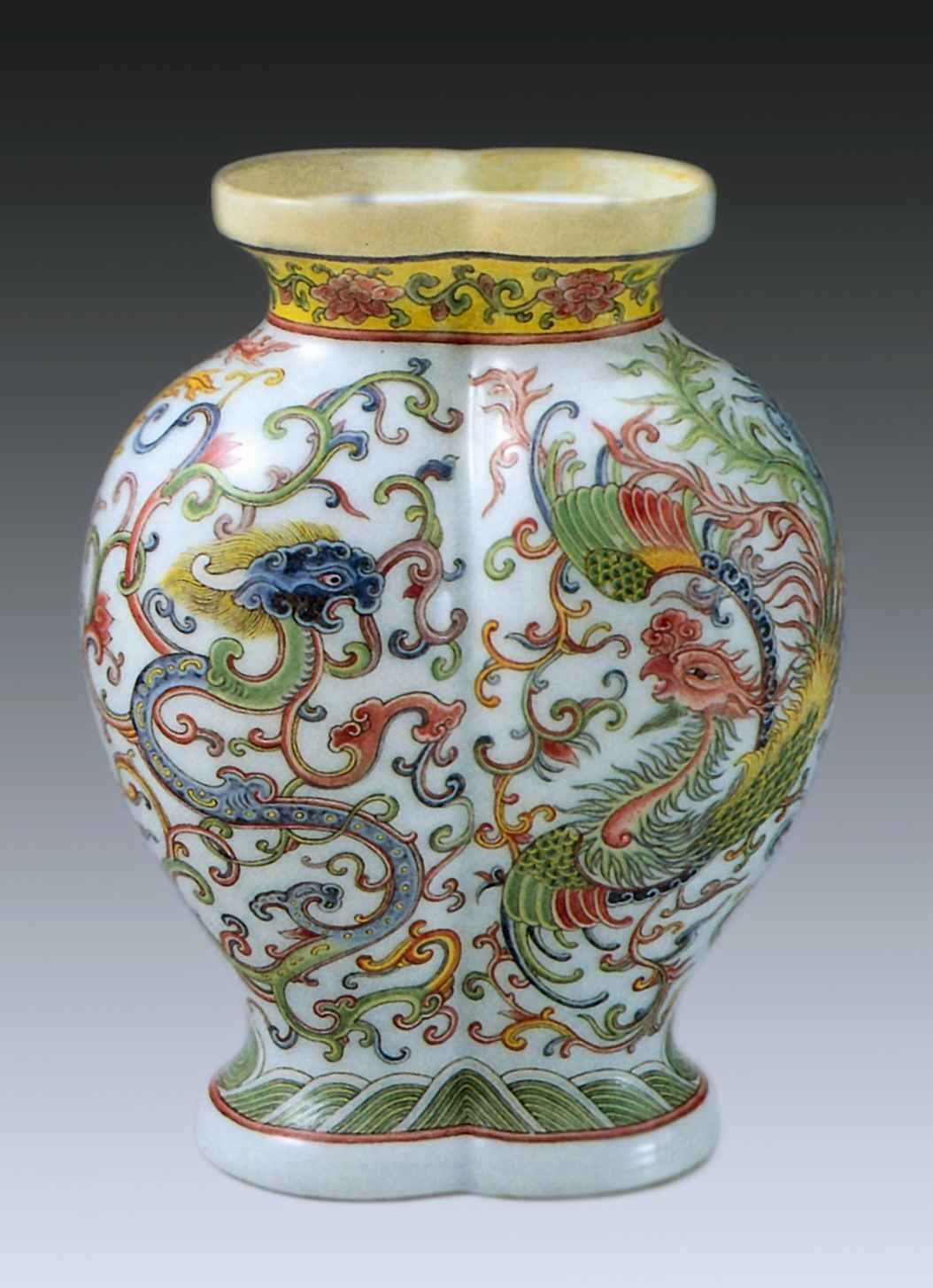 Ваза двудольной формы с изображением дракона и феникса <br>18 век <br>Фарфор, глазурь <br>Шанхай, Городской музей 