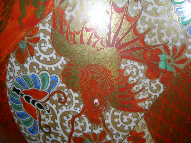 Ваза<br>Япония, период Мэйдзи (1968-1912).<br> Фарфор, надглазурная роспись эмалями, железными красителями, позолота. Высота 98 см. <br>Марка Дай Нихон Кутани Мэмпё сэй си корэ каку