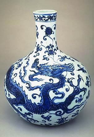 Ваза в виде земного шара с драконом и цветочным мотивом, династия Мин, правление Yung-lo <nobr>(1403-24)</nobr>.<BR>© <A href=