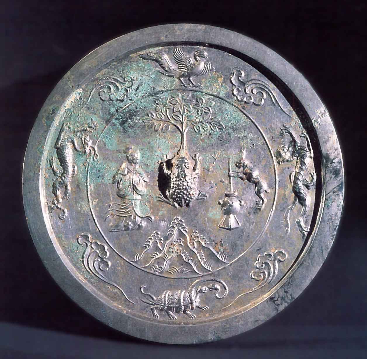 Зеркало с изображением богини Чанъэ и мифологических животных 