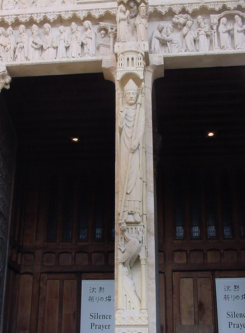 Св. Марцелл и дракон в скульптурах собора Парижской богоматери, на фасаде в простенке ворот св. Анны