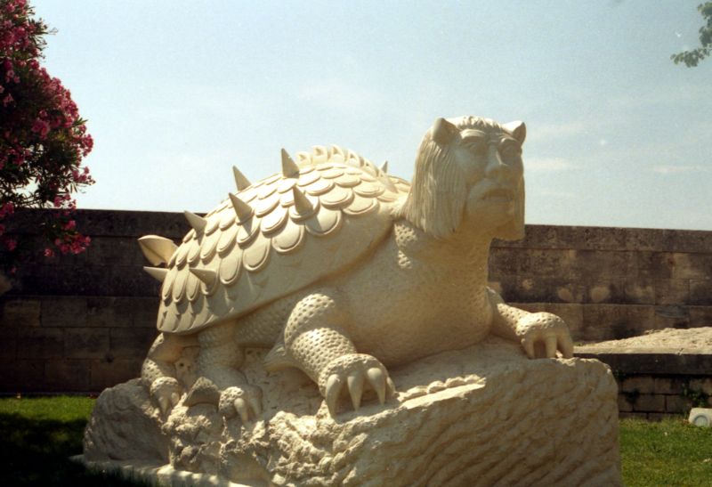 Statua del tarrasque nei pressi del castello di Tarascon
