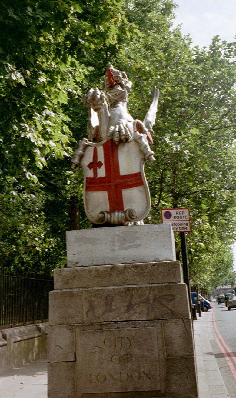 Эта статуя дракона стоит на южной стороне Лондонского Моста