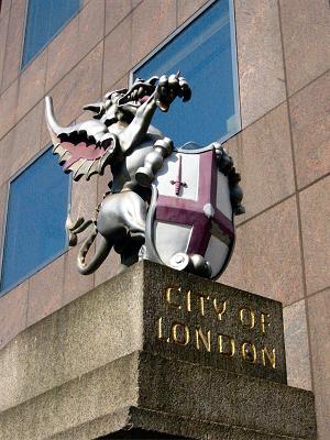 Эта статуя дракона стоит на южной стороне Лондонского Моста