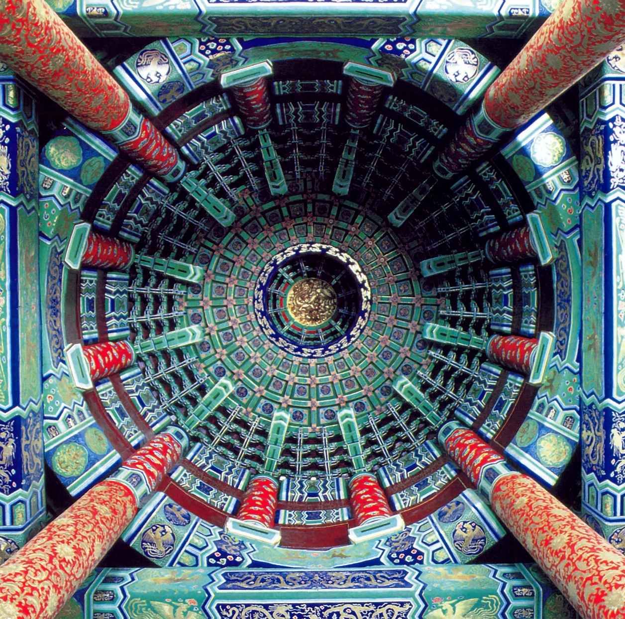 Потолок Храма Неба в Пекине - самое важное ритуальное пространство в имперском Китае